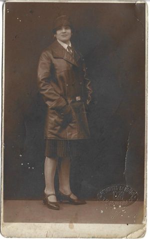 Femeie cu haină din piele, studio Petkovits și Kotru, Timișoara Fabric, 1928