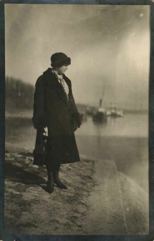 Doamnă pe malul Dunării, 1926, România