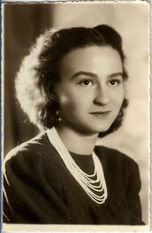 Tânără cu mărgele, 1945, București