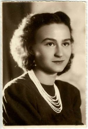Tânără cu mărgele, 1945, București