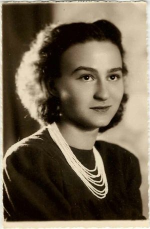 Tânără cu mărgele, 1945, București