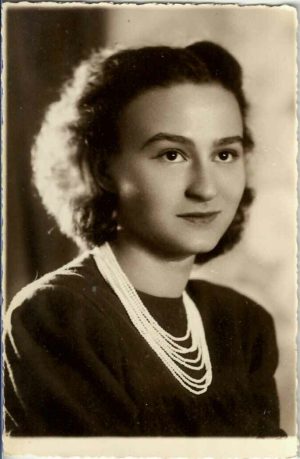 Tânără cu mărgele, 1945, București