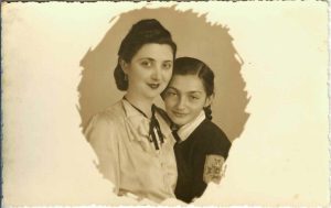 Femeie și tânără cu ecuson Straja Țării, 1938