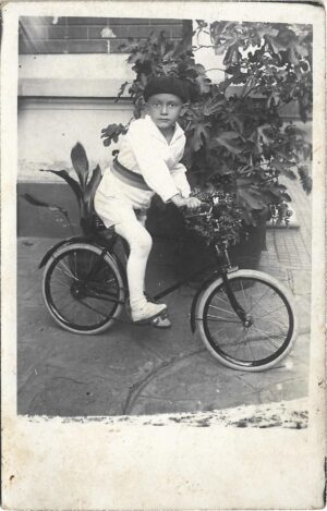 Băiat cu bicicletă și brâu tricolor, Brăila, 1928