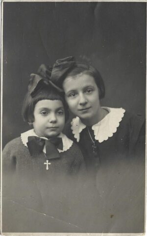 Fetițe cu funde și lănțișoare cu crucifixuri, studio Victor Gross, Galați, 1923