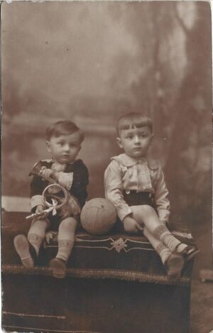 Copii cu jucării, studio Foto Royal, Turnu Severin