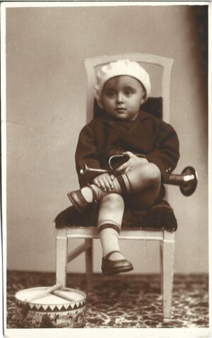 Copil cu trompetă și tobă, studio Sallo Brüll, Cernăuți