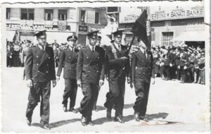 Gardă militară la drapel în timpul unei parade la Timișoara, perioada regalității