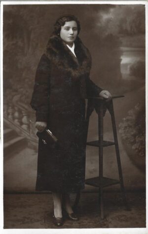 Tânără frumoasă cu guler din blană, 1934, Pasărea, studio Foto Royal, București