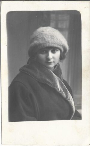Portret de tânără, perioada interbelică