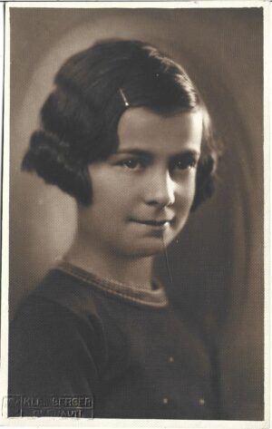 Portret de tânără, studio Kleinberger, Cernăuți, perioada interbelică