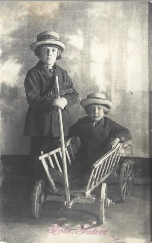 Copii cu pălării din pai și căruță în miniatură, studio Foto Select, România, fotografie de epocă