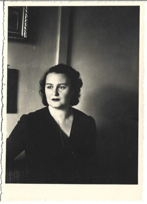 Portret de femeie, România, perioada interbelică