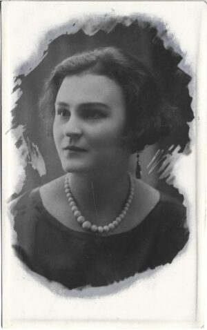 Portret de tânără cu mărgele, studio Foto Select, Dorohoi, perioada interbelică