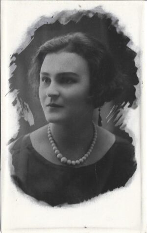 Portret de tânără cu mărgele, studio Foto Select, Dorohoi, perioada interbelică