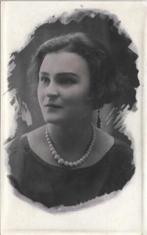 Portret de tânără cu mărgele, studio Foto Select, Dorohoi, perioada interbelică
