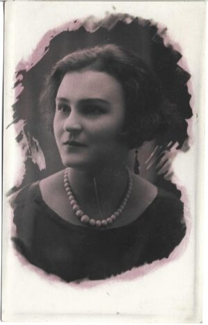 Portret de tânără cu mărgele, studio Foto Select, Dorohoi, perioada interbelică