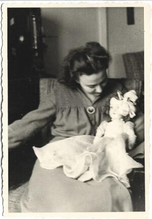 Tânără cu păpușă, studio W Weiss, București, 1944