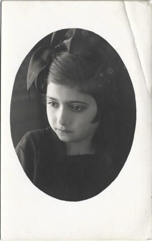 Portret de tânără cu fundă, perioada interbelică