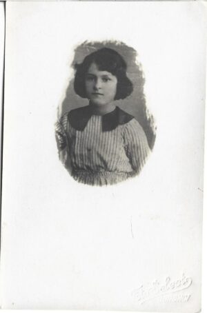 Portret de tânără, studio Foto Select, Dorohoi, perioada interbelică