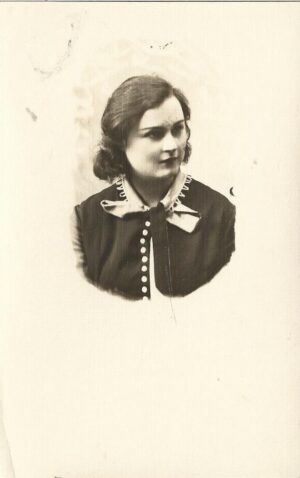 Portret de femeie, România, perioada interbelică