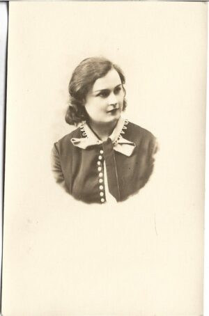 Portret de femeie, România, perioada interbelică
