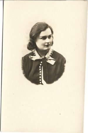 Portret de femeie, România, perioada interbelică