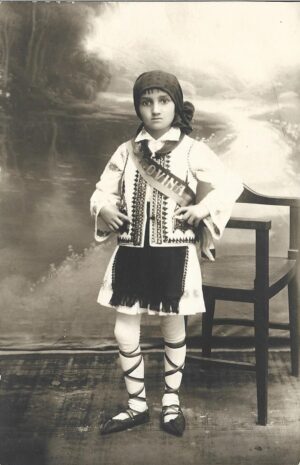 Băiat în port popular românesc cu diagonală tricoloră cu inscripția Bucovina, 1930
