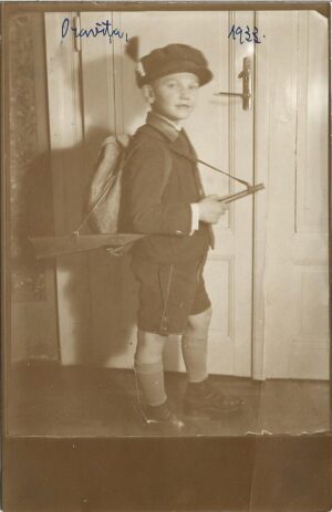 Băiat în haine de vânător, cu pușcă de jucărie, 1933, Oravița