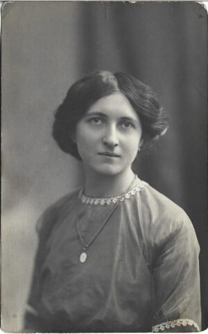 Portret de tânără cu medalion, studio Mierzinsky, Temesvár/Timișoara, ante 1918