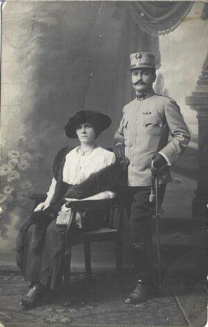 Sublocotenent român din Serviciul Sanitar, cu sabie și jambiere din piele, în uniformă model 1912