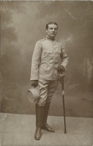Sublocotenent Dumitru Moloiu din trupele de vânători, cu sabie și jambiere din piele, în uniformă model 1912, studio Fotoglob București, 1913
