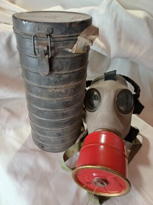 Mască românească contra gazelor, model 1935, fabricată la Antigaz Vulcan, Anticariat Historiarum
