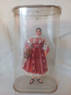 Păpușă țărancă cu ulcior, cu cutie, Cooperativa Arta Crișana, Oradea, Anticariat Historiarum