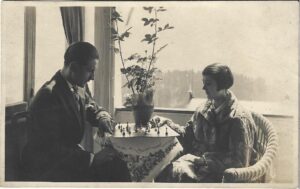 Cuplu de români joacă la șah la Leysin, Elveția, 1928, fotografie expediată la Constanța