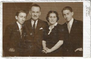 Fotografie de familie, studio Foto Royal, Turnu Severin, perioada interbelică