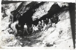 Turiști la intrarea în peșteră, România, perioada interbelică