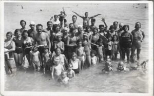 La mare pe litoralul românesc, fotografie de grup, perioada interbelică