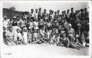 La mare pe litoralul românesc, fotografie de grup, perioada interbelică