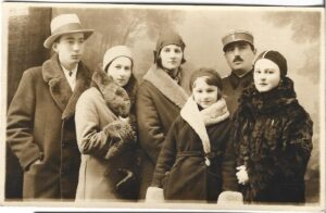 Fotografie de grup, femei, tânăr domn și ofițer român, Dorohoi, perioada interbelică
