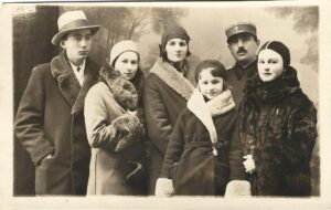 Fotografie de grup, femei, tânăr domn și ofițer român, studio Foto Select, Dorohoi, perioada interbelică