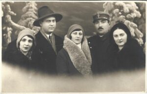Fotografie de grup, femei, domn și ofițer român, studio Foto Select Aizicovici, Iași, perioada interbelică