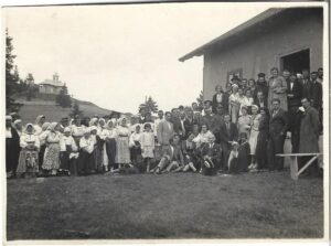 Țărani români în port popular, preot și biserică la Fântânele, județul Năsăud interbelic, 1932