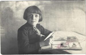 Fetiță cu album fotografic, studio Foto Select, Dorohoi, perioada interbelică