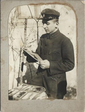 Elev în uniformă școlară românească cu album fotografic, perioada regalității