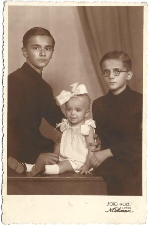 Băieți și fetiță, studio Foto Royal Achimescu, Turnu Severin, perioada interbelică