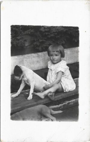 Fetiță cu cățel, Valea lui Mihai, județul Bihor, 1920