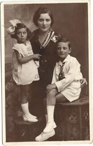 Femeie și copii în decor cu mobilă în stil neoromânesc, studio Foto Arta N Ioanid, Constanța, perioada interbelică