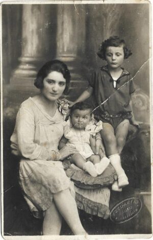 Femeie cu copii, studio Foto Arta N Ioanid, Constanța, perioada interbelică