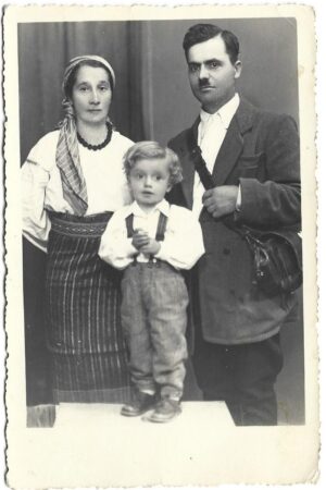 Fotografie de familie, studio I Russu, Piatra Neamț, perioada interbelică